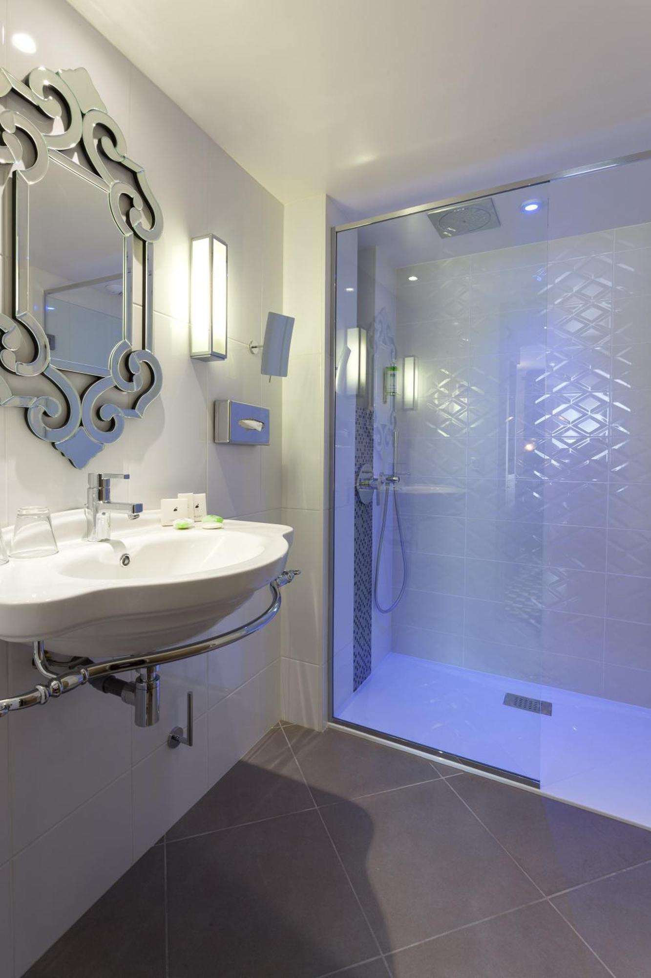 Classic Room access to the SPA